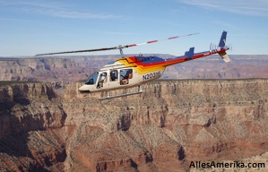 Helikopter boven de Grand Canyon